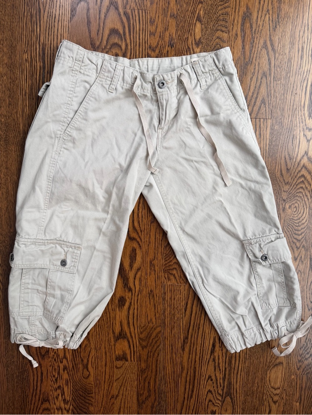 Levi's Women’s 90s Y2K Cotton Cargo Capris in Light Beige